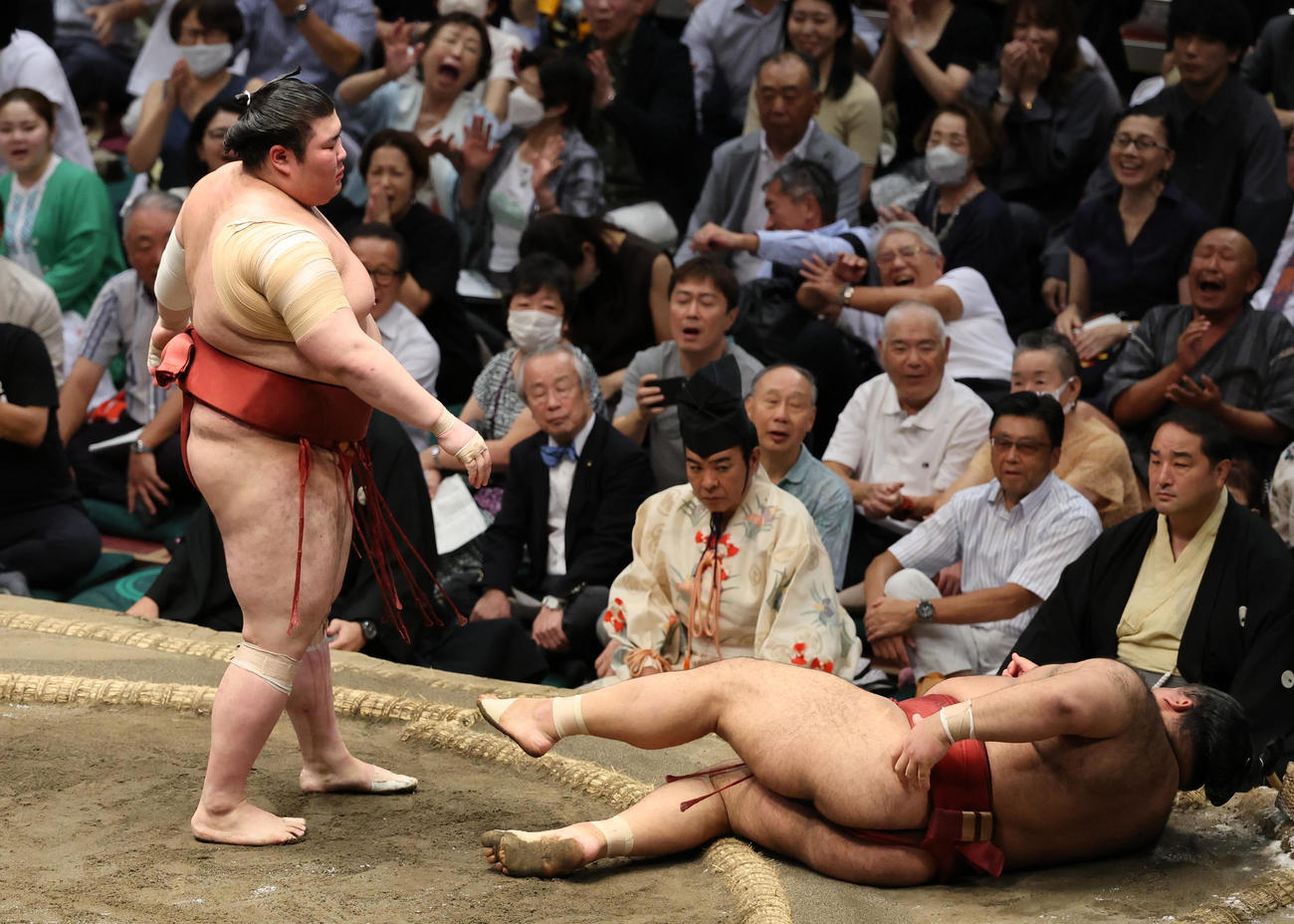 高安（右）を押し倒しで破る熱海富士（撮影・野上伸悟）