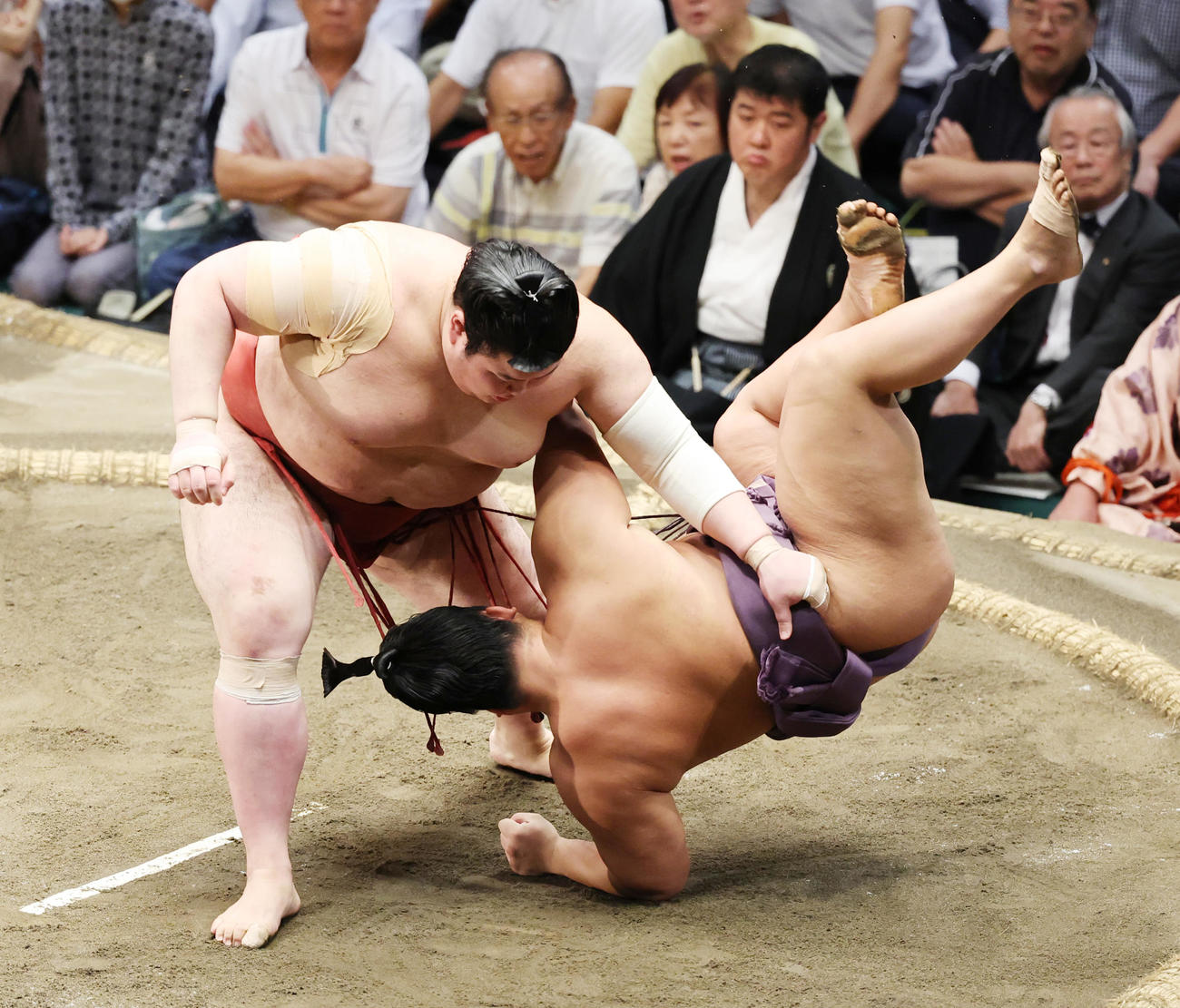 翔猿（右）を上手投げで破る熱海富士（撮影・野上伸悟）