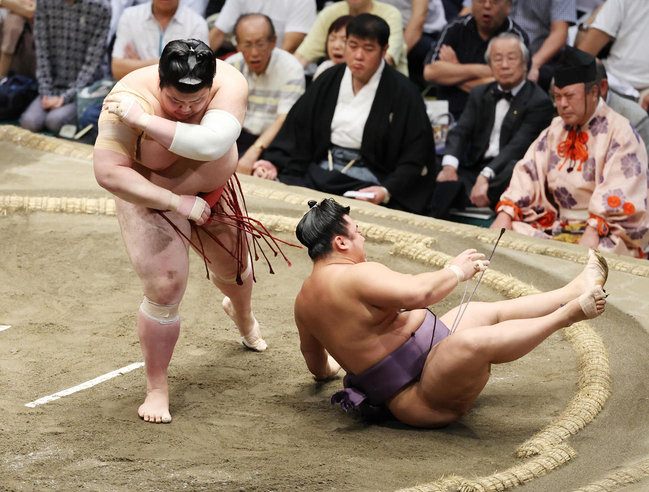 翔猿（右）を上手投げで破る熱海富士（撮影・野上伸悟）