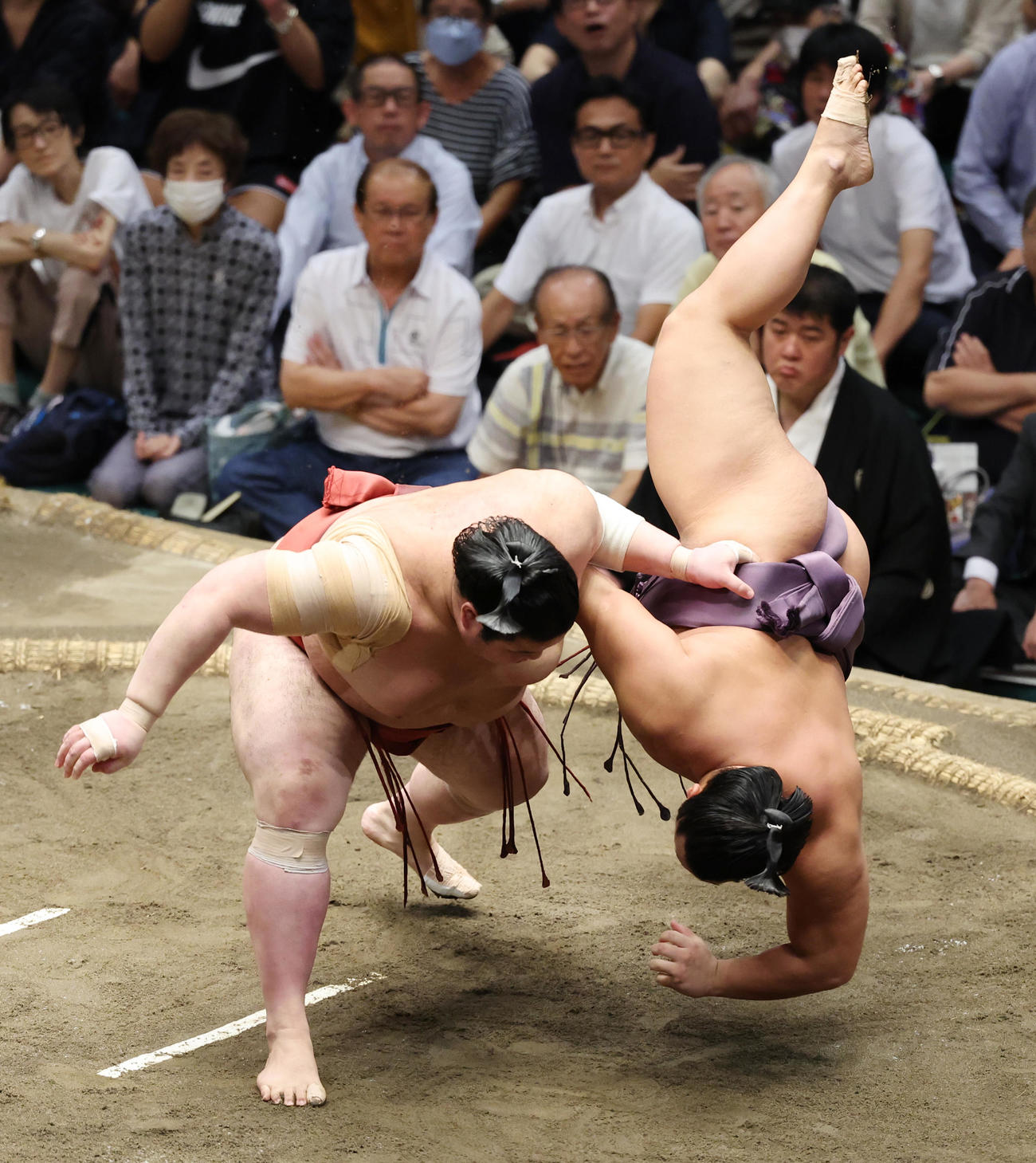 翔猿（右）を上手投げで破る熱海富士（撮影・野上伸悟）