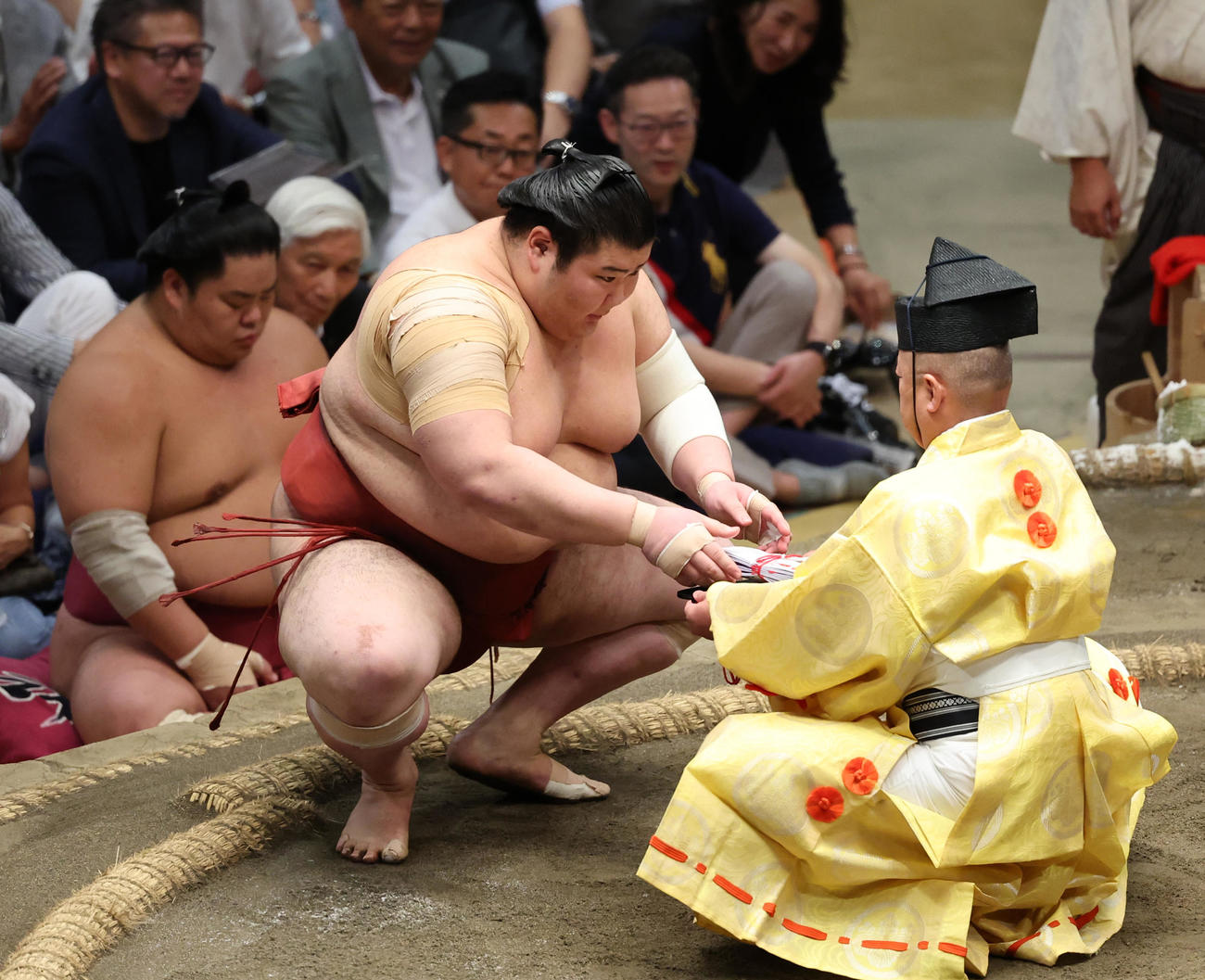 翔猿を破り懸賞金を手にする熱海富士（撮影・野上伸悟）