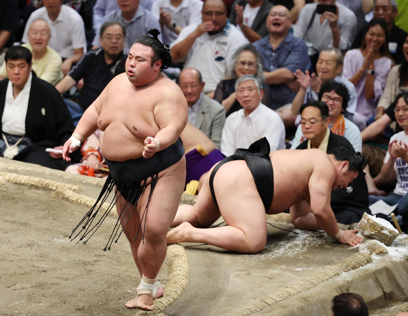 若元春（奥）を押し倒しで破る貴景勝（撮影・野上伸悟）