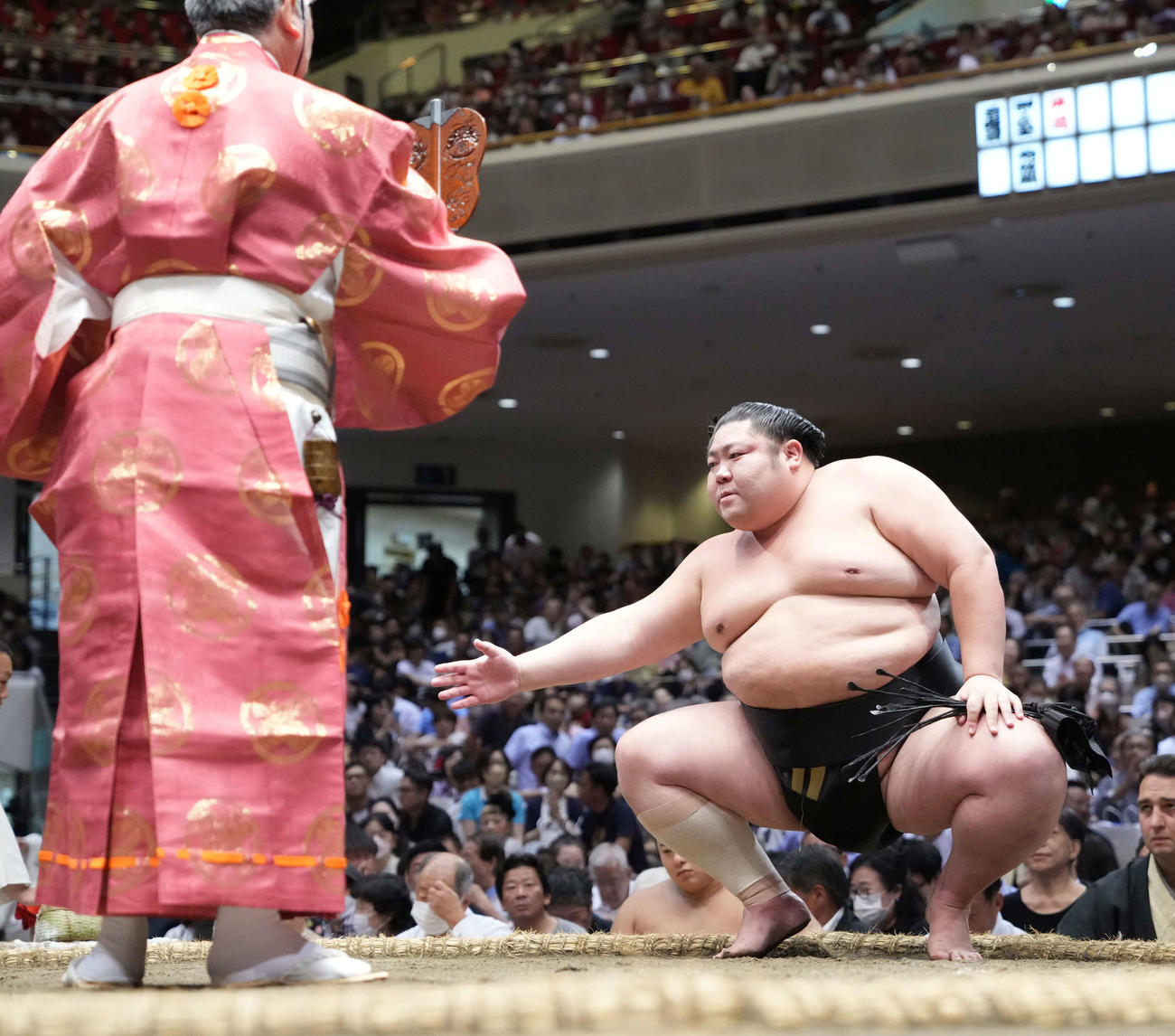 3敗を死守した剣翔は勝ち名乗りを受ける（撮影・小沢裕）
