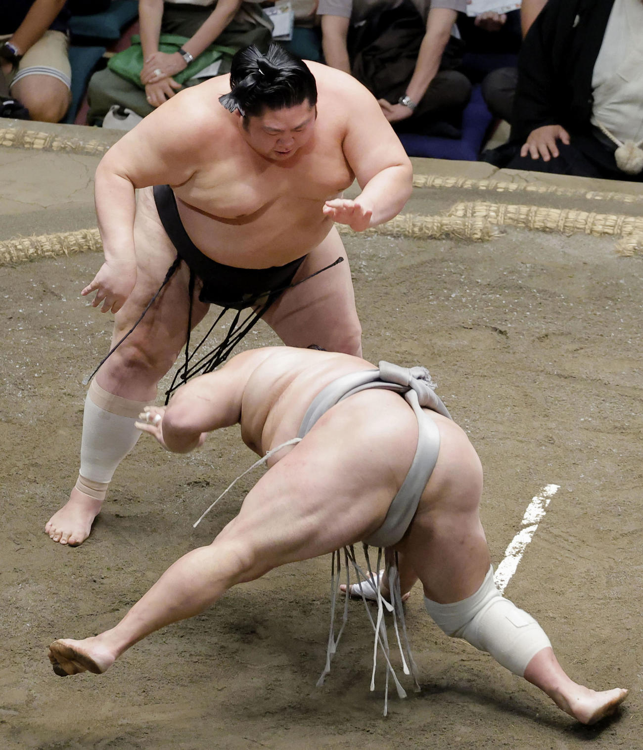 剣翔がはたき込みで北勝富士を破る（共同）