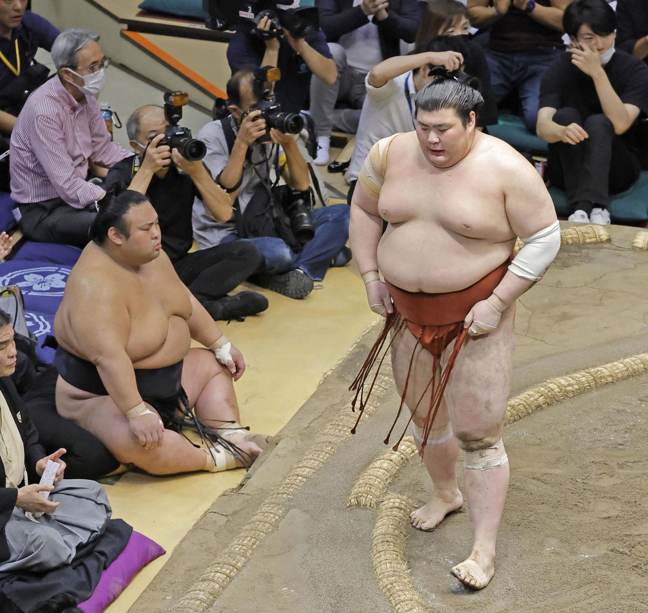大栄翔に敗れた熱海富士。左は貴景勝（共同）