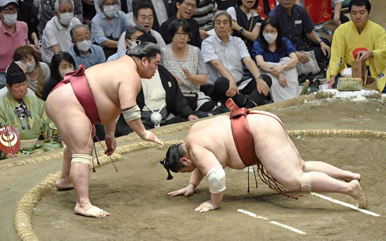 大栄翔（左）が引き落としで熱海富士を破る（共同）