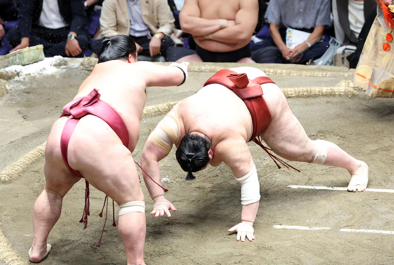 熱海富士（右）を引き落としで破る大栄翔（撮影・鈴木正人）
