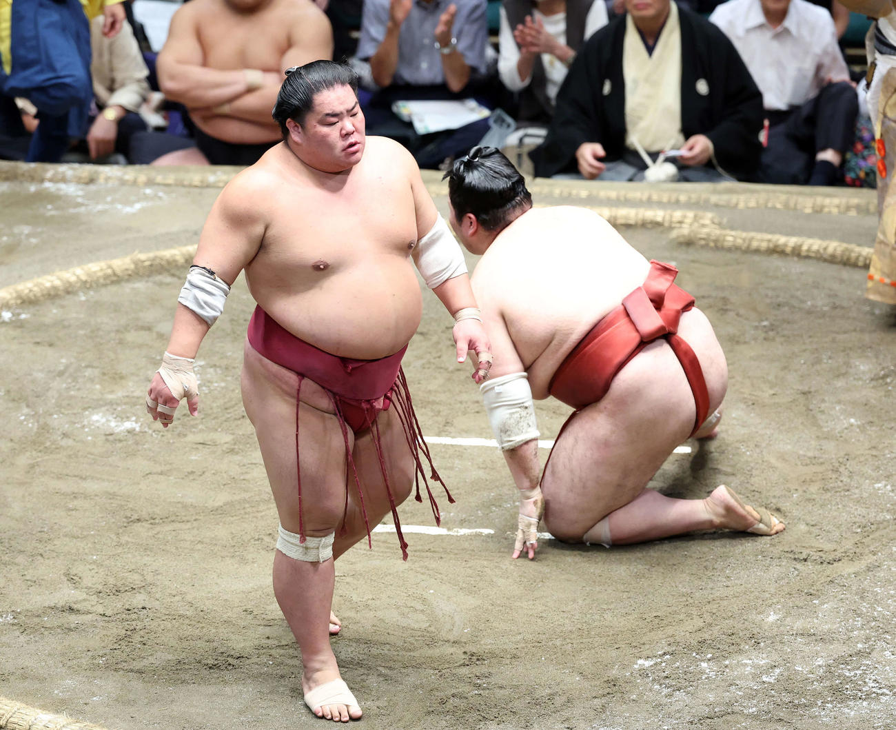 熱海富士（右）を引き落としで破った大栄翔（撮影・鈴木正人）