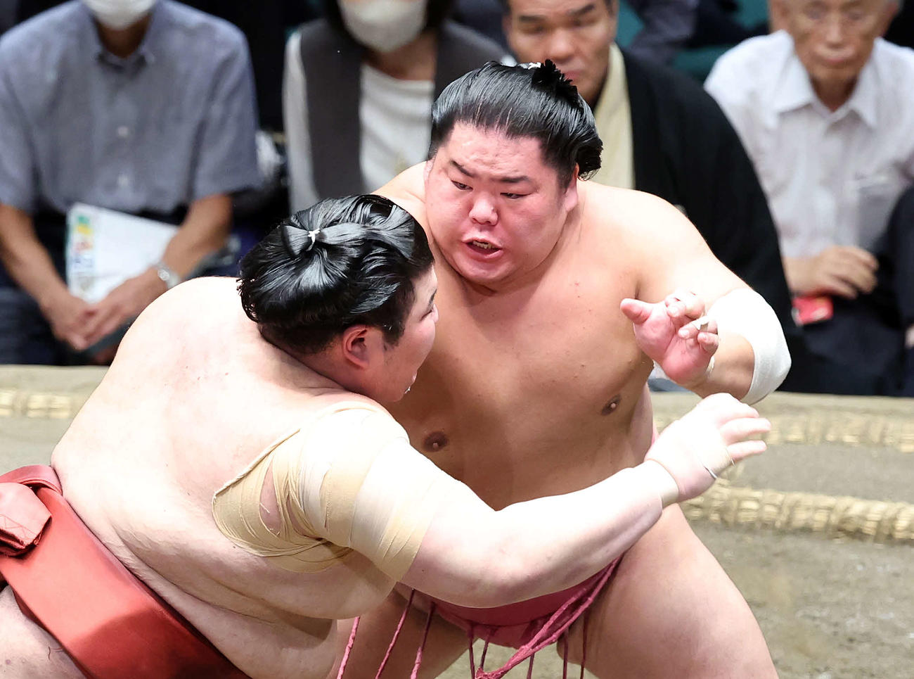 熱海富士（左）を攻める大栄翔（撮影・鈴木正人）
