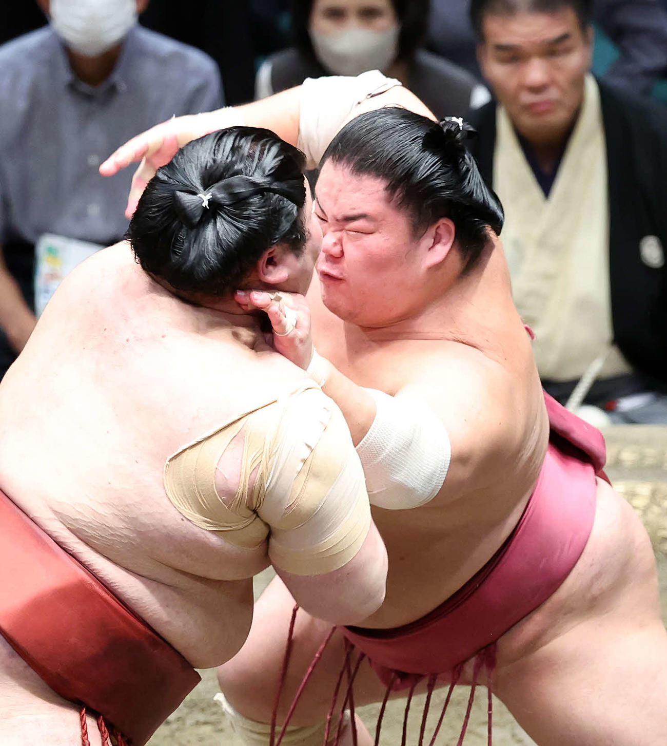 熱海富士（左）を攻める大栄翔（撮影・鈴木正人）