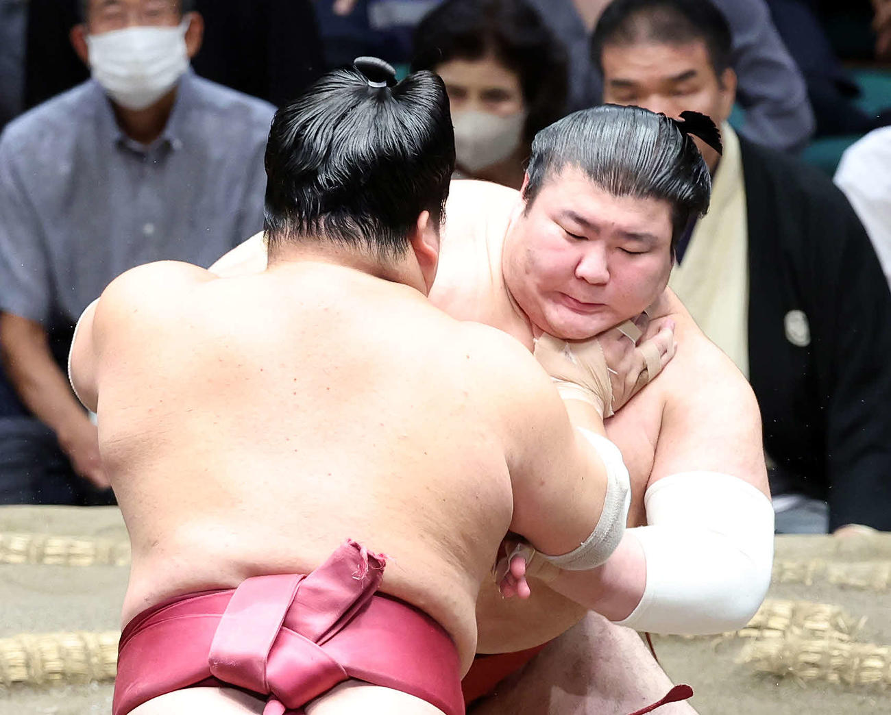 大栄翔（左）と攻め合う熱海富士（撮影・鈴木正人）