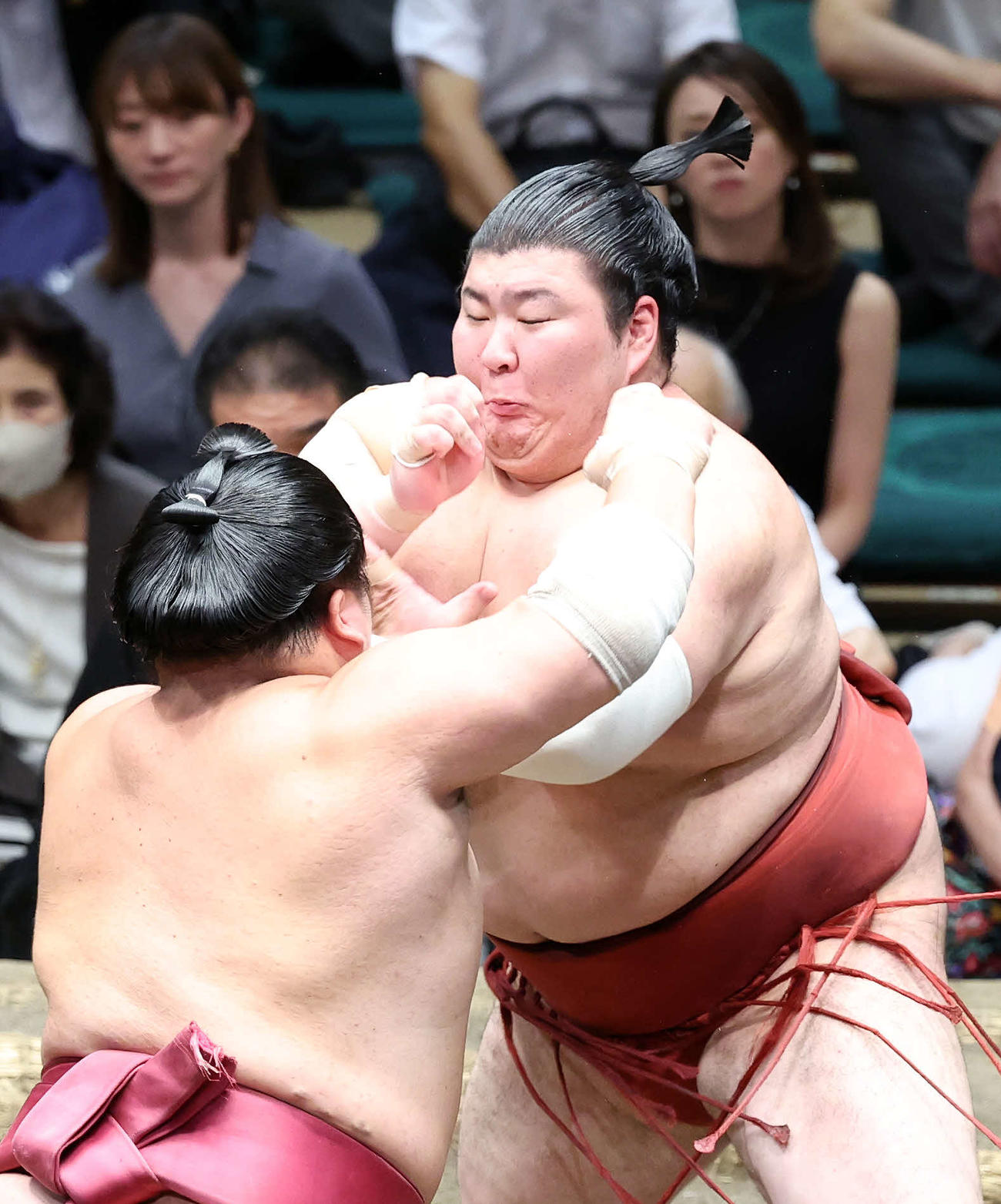 大栄翔（左）と攻め合う熱海富士（撮影・鈴木正人）