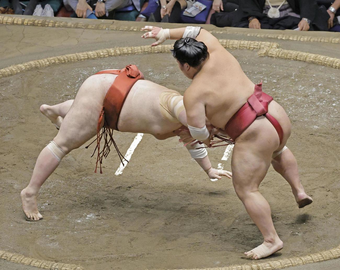 大栄翔（右）が引き落としで熱海富士を破る（共同）