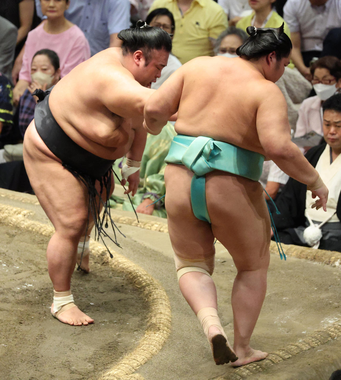 琴ノ若（右）を押し出しで破る貴景勝（撮影・中島郁夫）