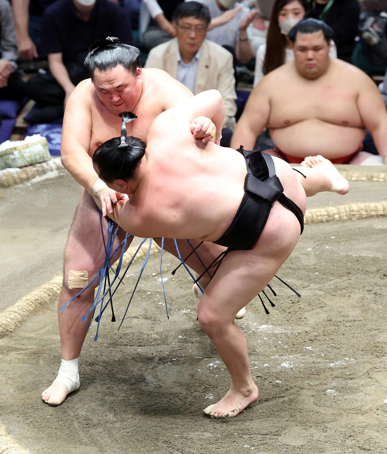 千代翔馬（手前）をすくい投げで破る玉鷲（撮影・鈴木正人）