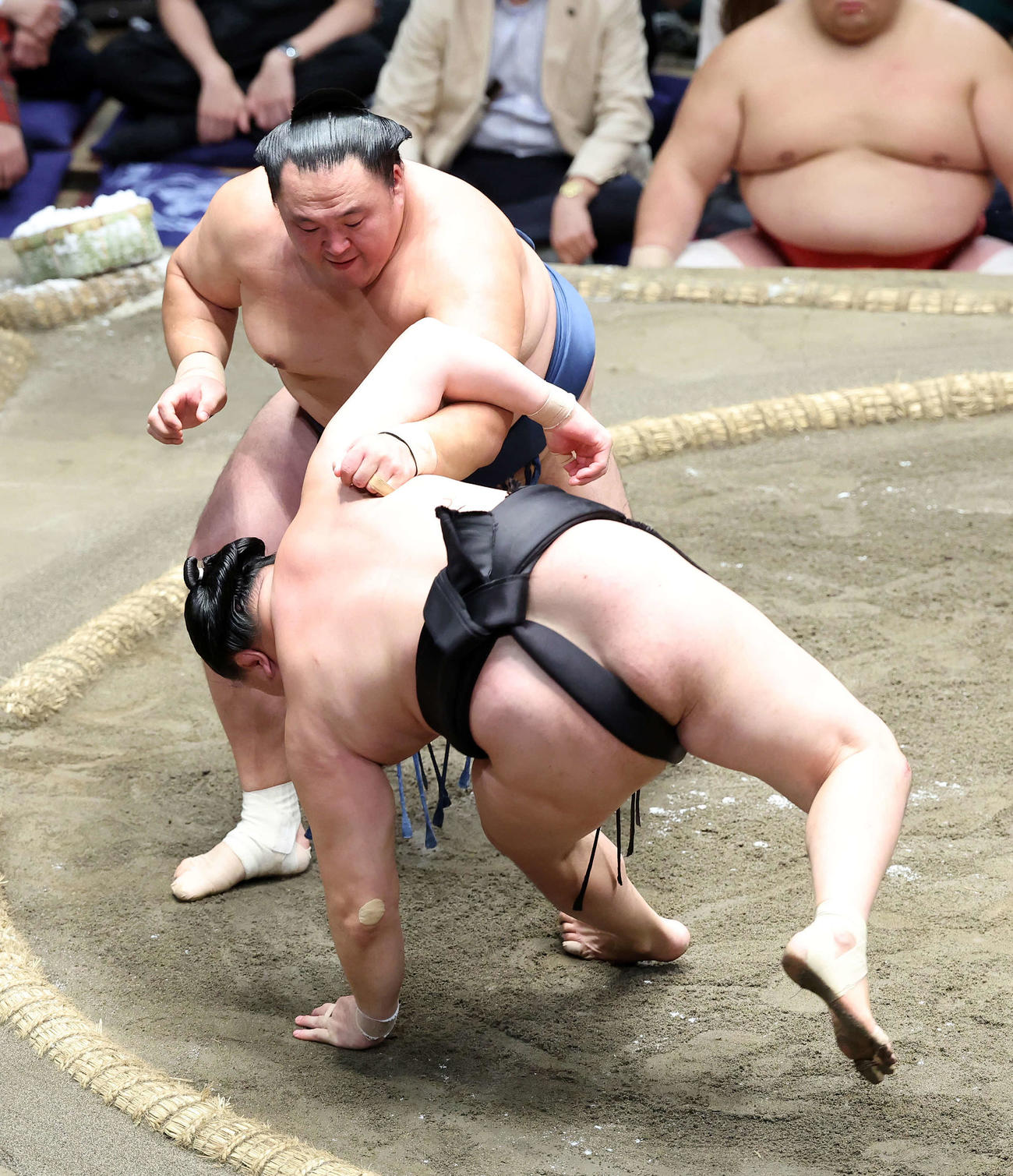千代翔馬（手前）をすくい投げで破る玉鷲（撮影・鈴木正人）