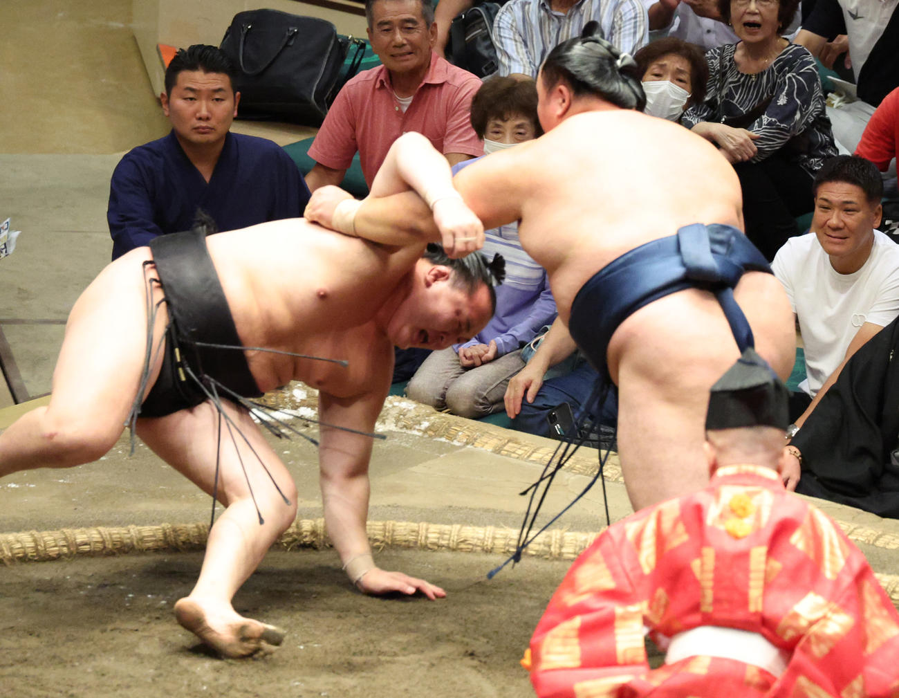 千代翔馬（右）をすくい投げで破る玉鷲（撮影・中島郁夫）