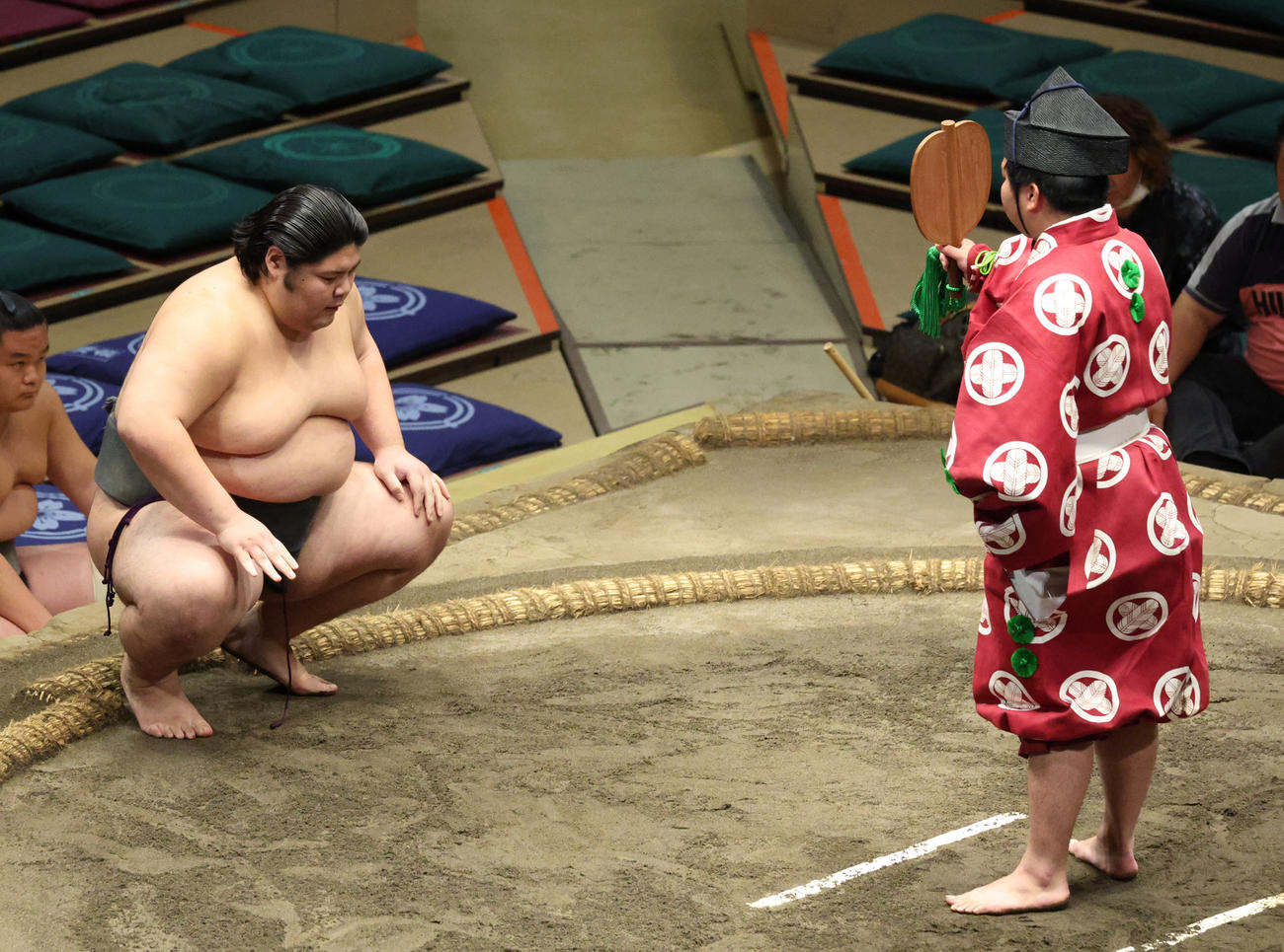 勝ち名乗りを受ける城間（撮影・中島郁夫）