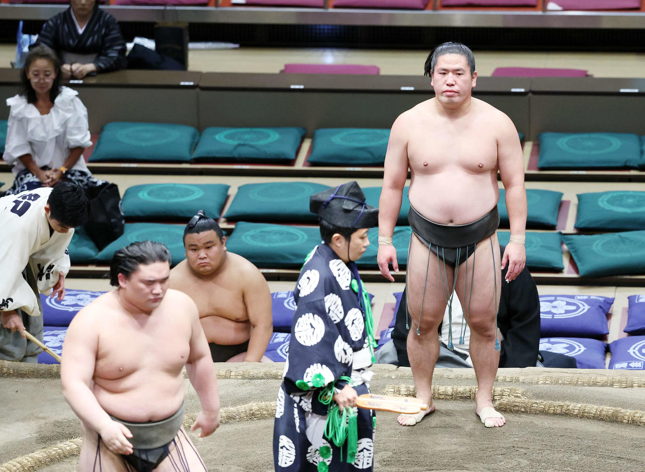 豪ノ湖（左）を押し倒しで破った北はり磨（撮影・鈴木正人）