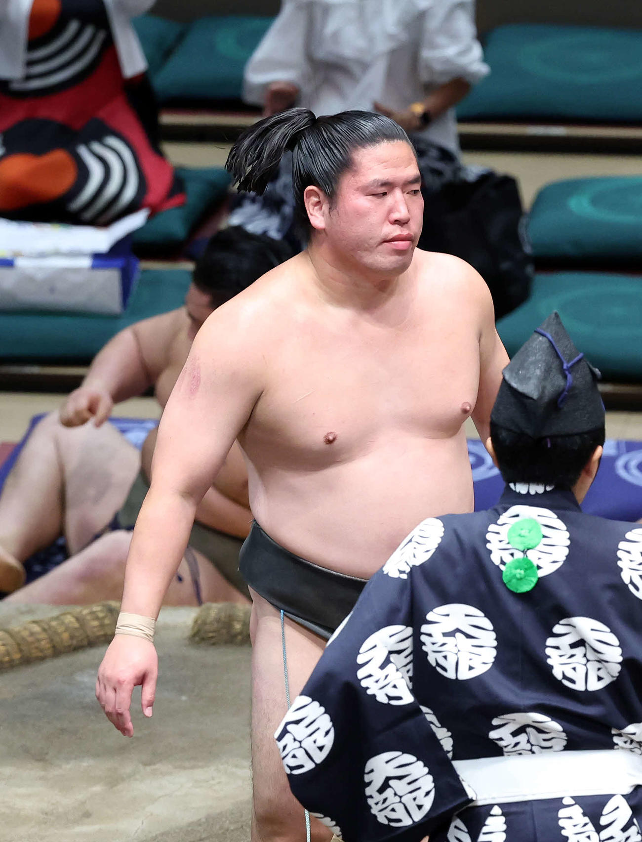 豪ノ湖（後方）を押し倒しで破った北はり磨（撮影・鈴木正人）