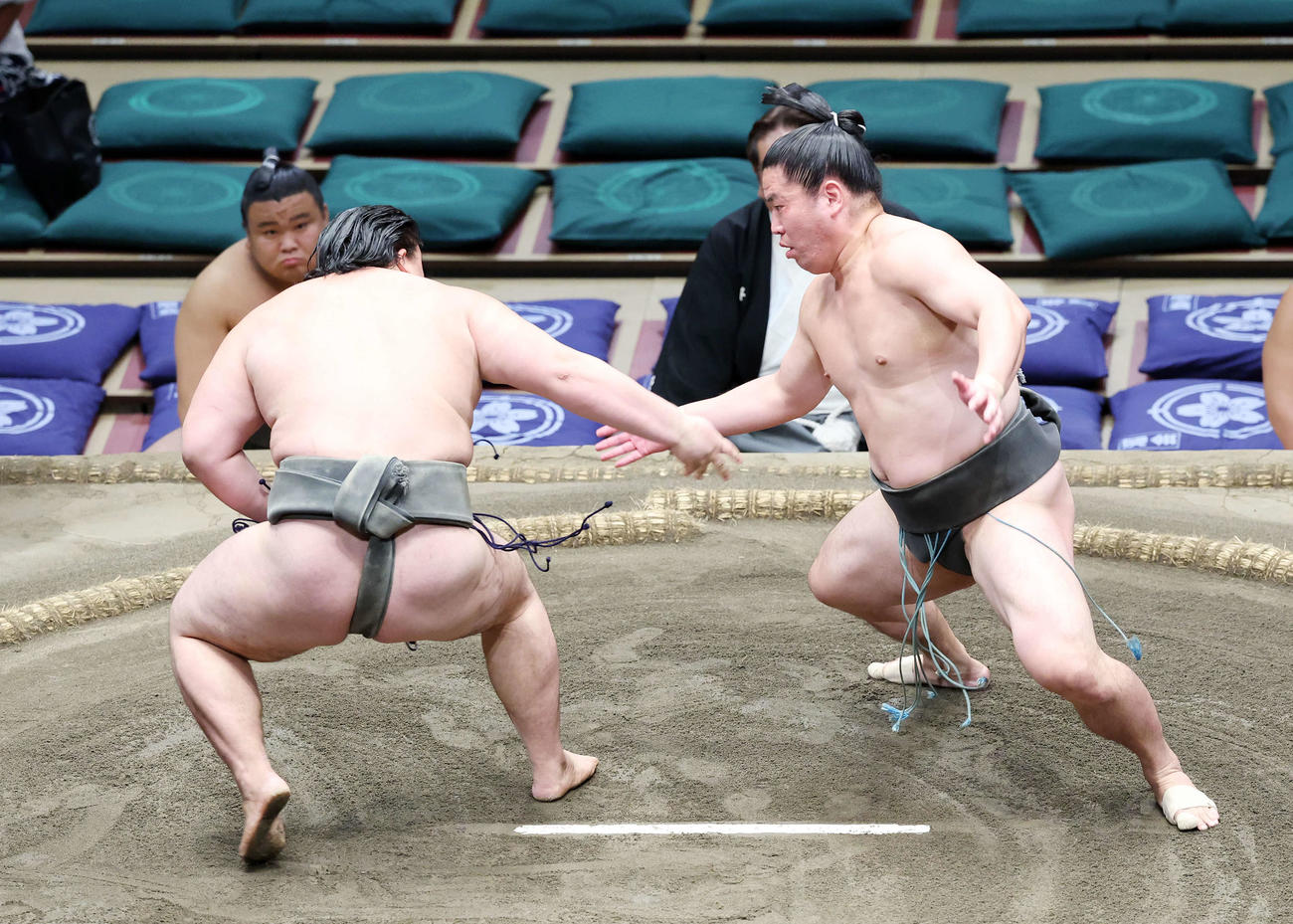 豪ノ湖（左）を攻める北はり磨（撮影・鈴木正人）