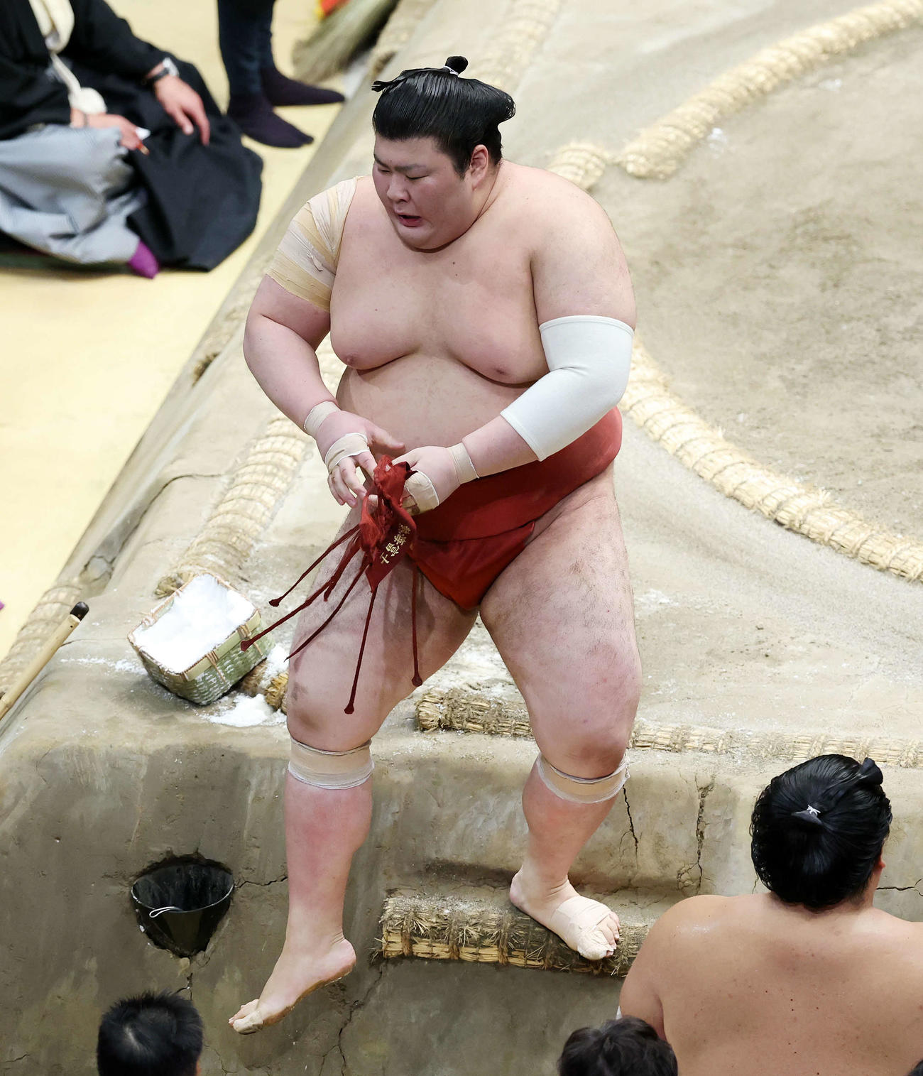 貴景勝に寄り切りで敗れ土俵を引き揚げる熱海富士（撮影・鈴木正人）