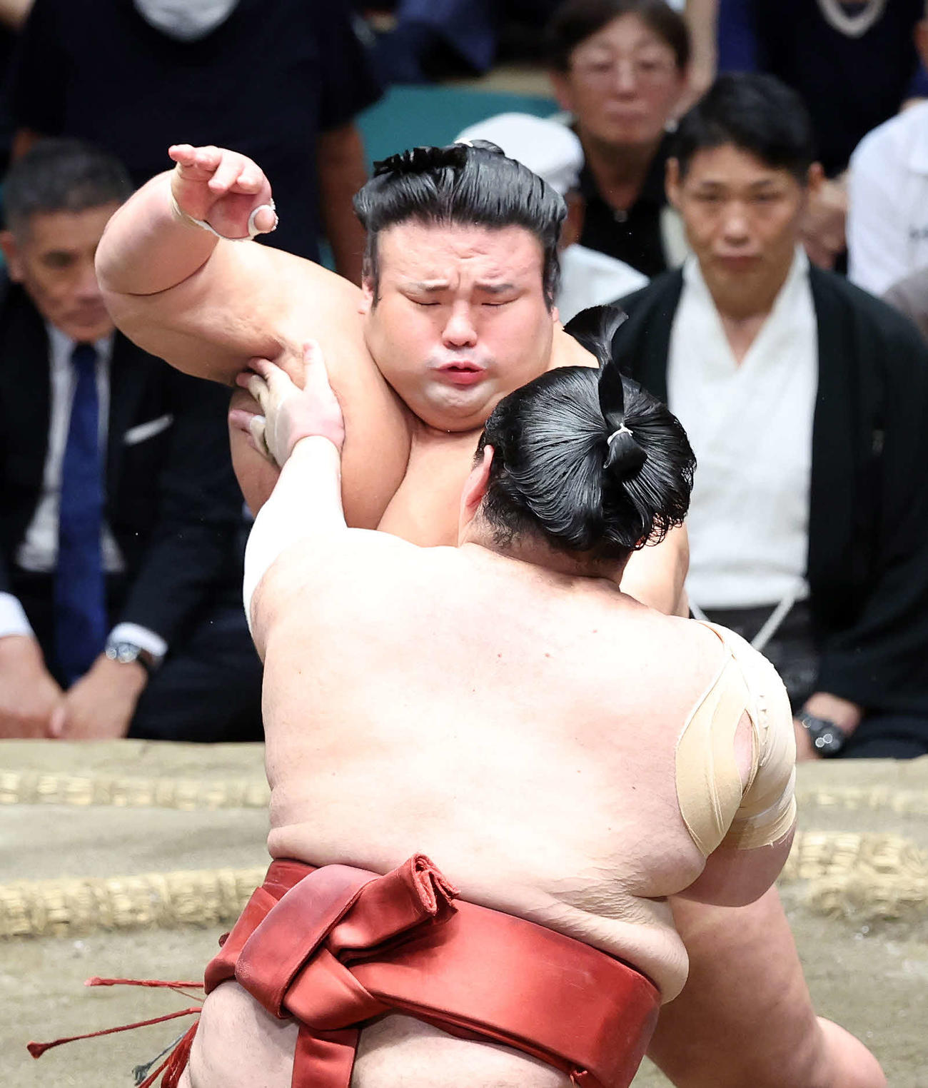 熱海富士（手前）を攻める貴景勝（撮影・鈴木正人）