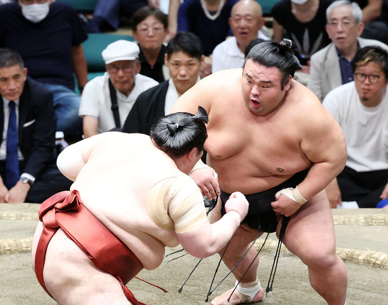 熱海富士（左）を攻める貴景勝（撮影・鈴木正人）