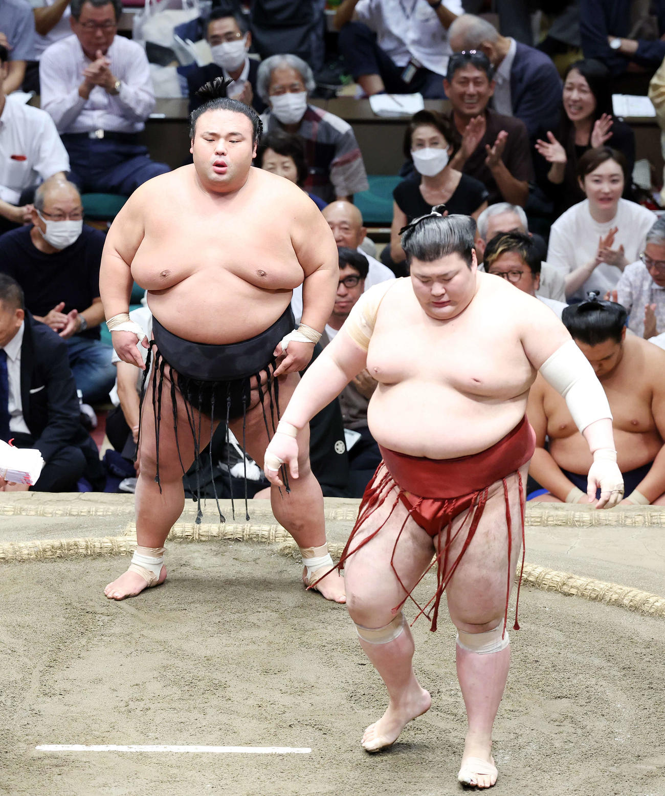 熱海富士（右）を寄り切りで破った貴景勝（撮影・鈴木正人）