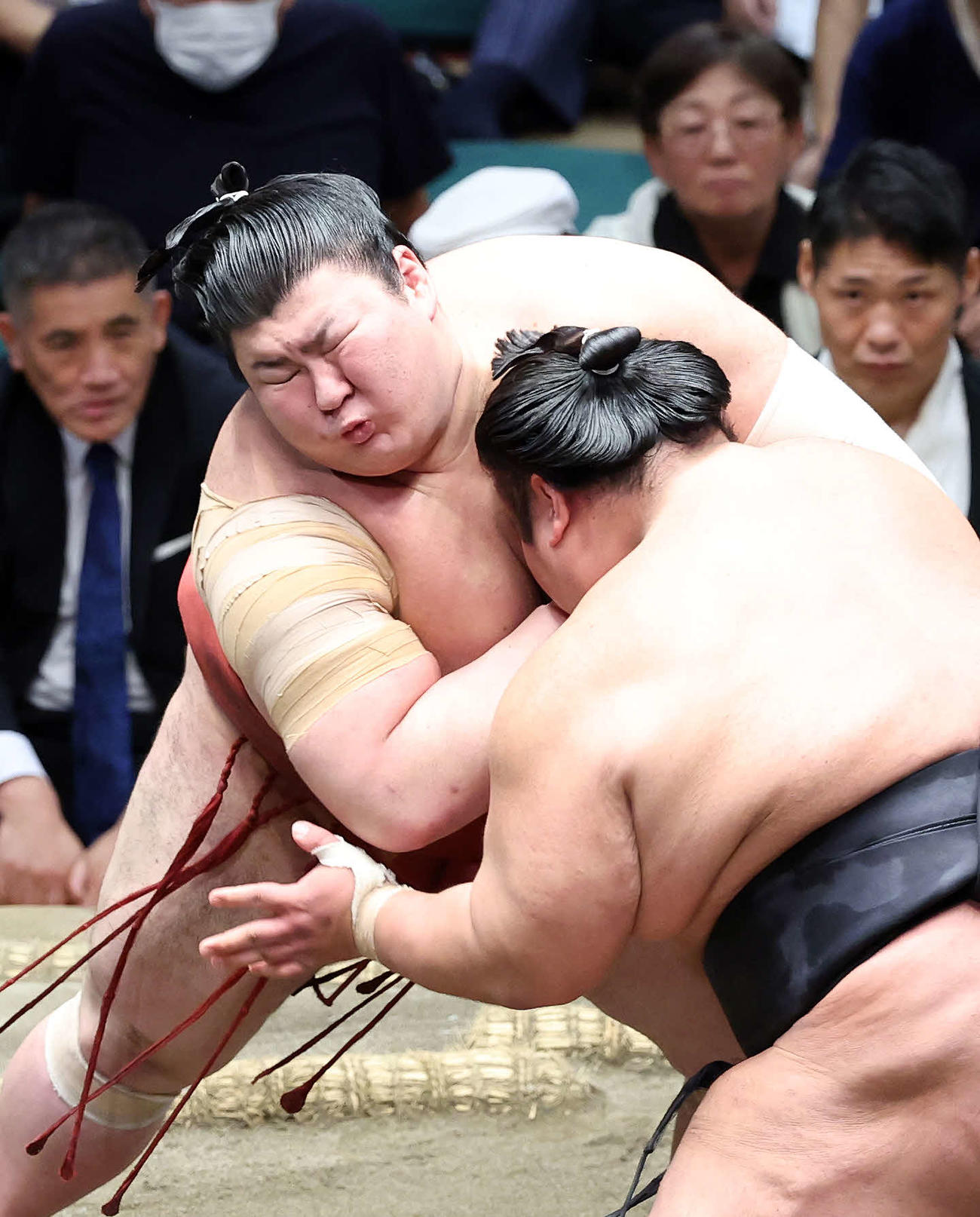 貴景勝（右）と攻め合う熱海富士（撮影・鈴木正人）