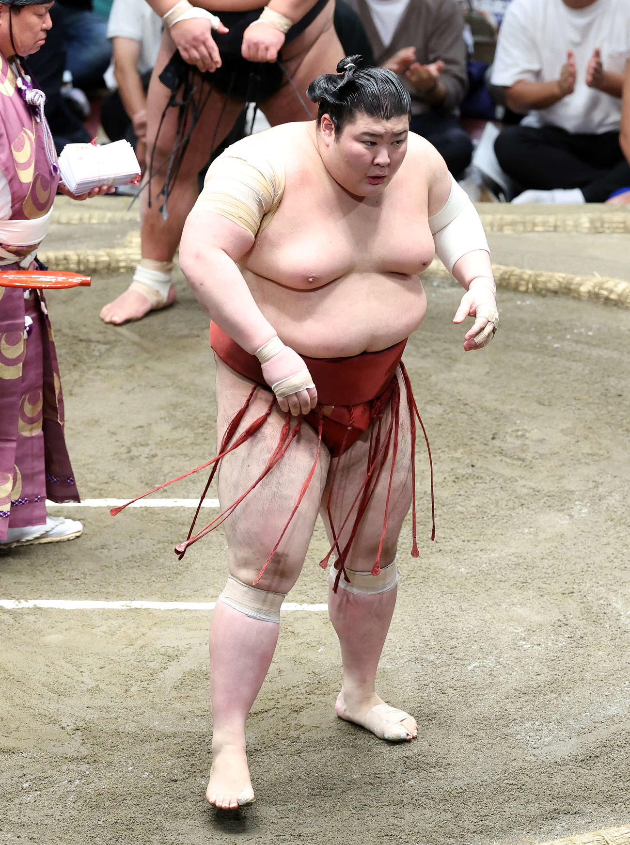 貴景勝に寄り切りで敗れた熱海富士（撮影・鈴木正人）