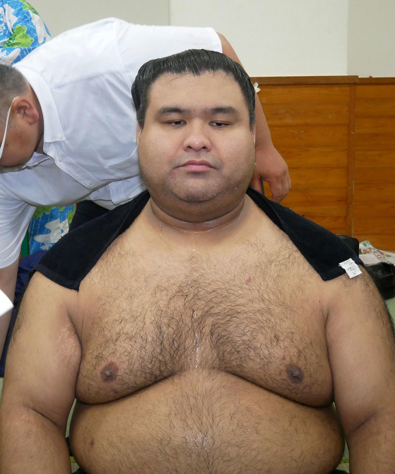 記者の質問に答える高安