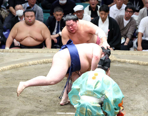 大栄翔が新鋭の豪ノ山を下し2場所ぶり2桁勝利に王手「変わらず集中し