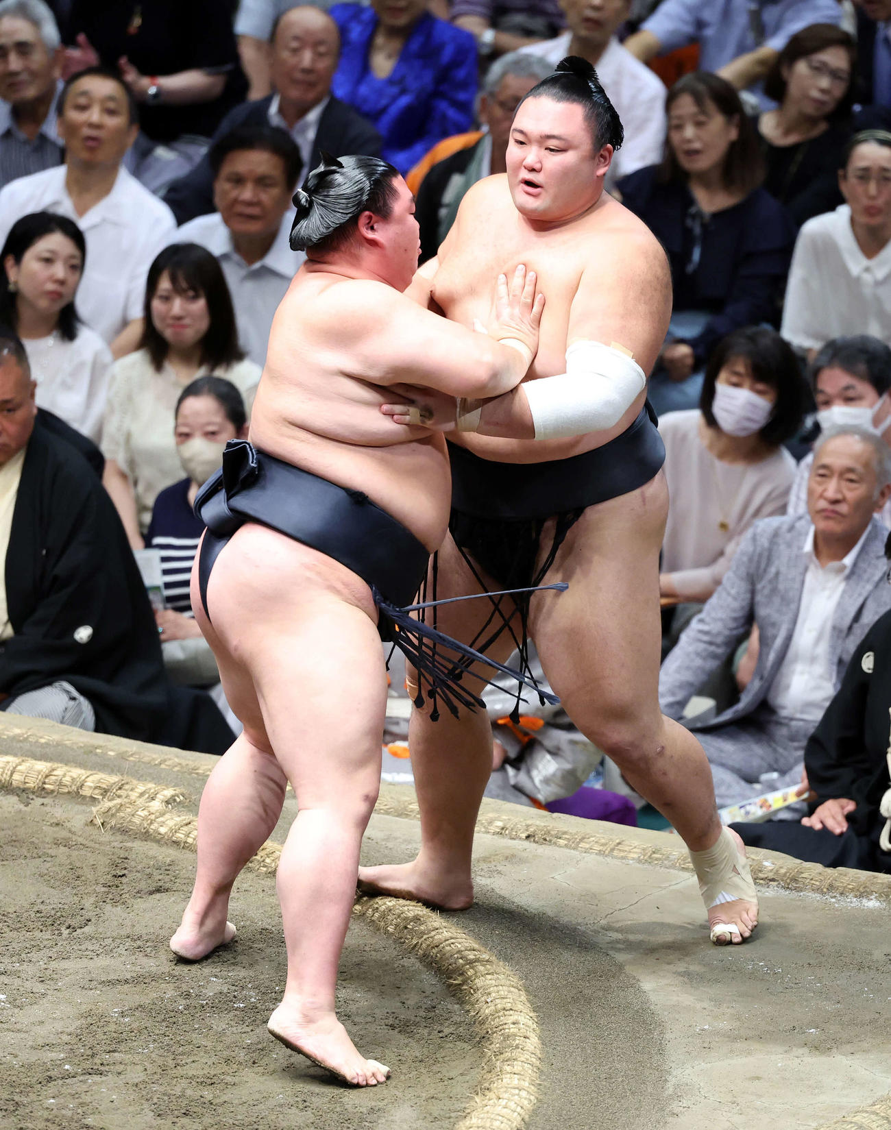 朝乃山（右）を寄り切りで破る正代（撮影・鈴木正人）