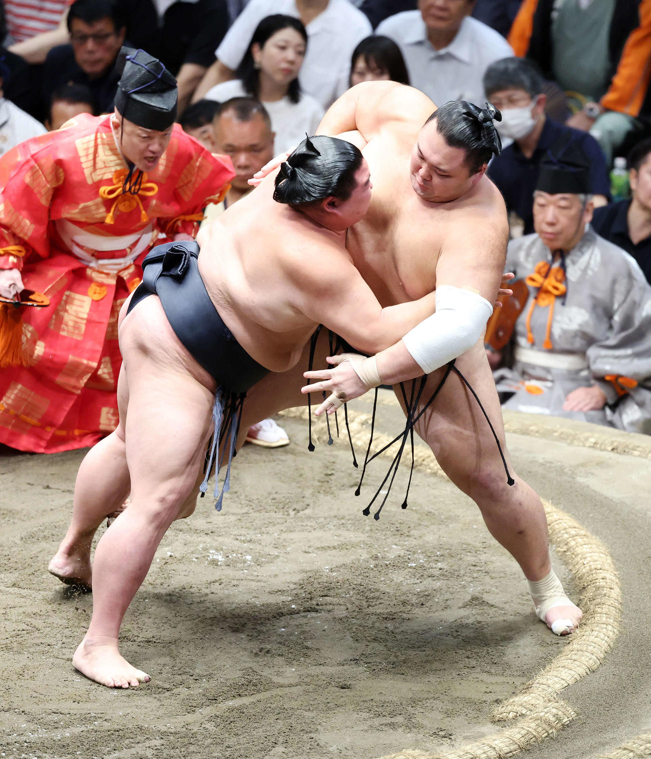 朝乃山（右）を寄り切りで破る正代（撮影・鈴木正人）