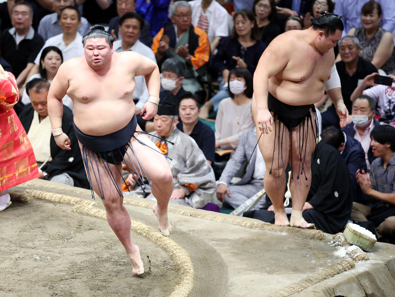 朝乃山（右）を寄り切りで破った正代（撮影・鈴木正人）