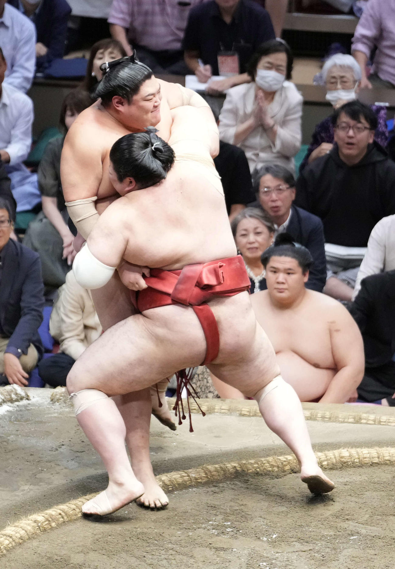 阿炎（左奥）を寄り切りで破る熱海富士（撮影・小沢裕）