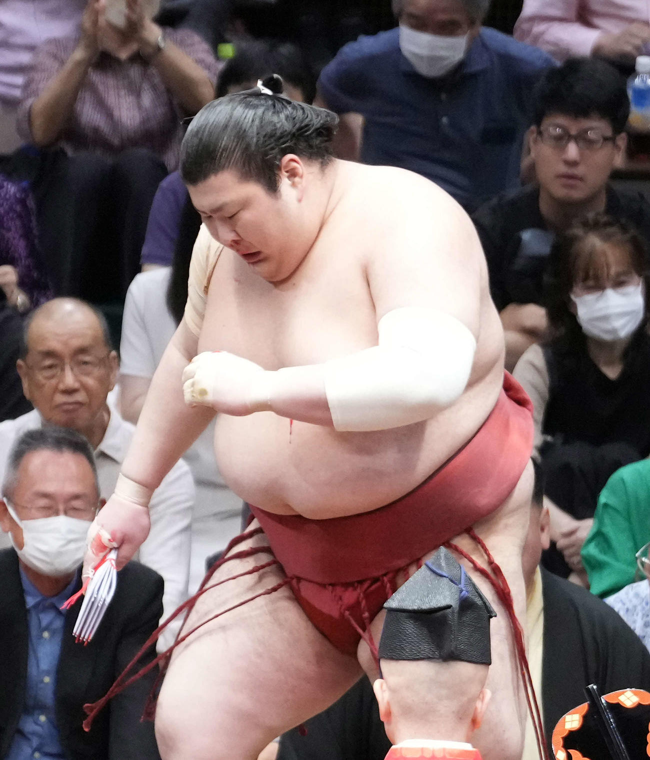 3敗を死守した熱海富士は流血した鼻を押さえる（撮影・小沢裕）