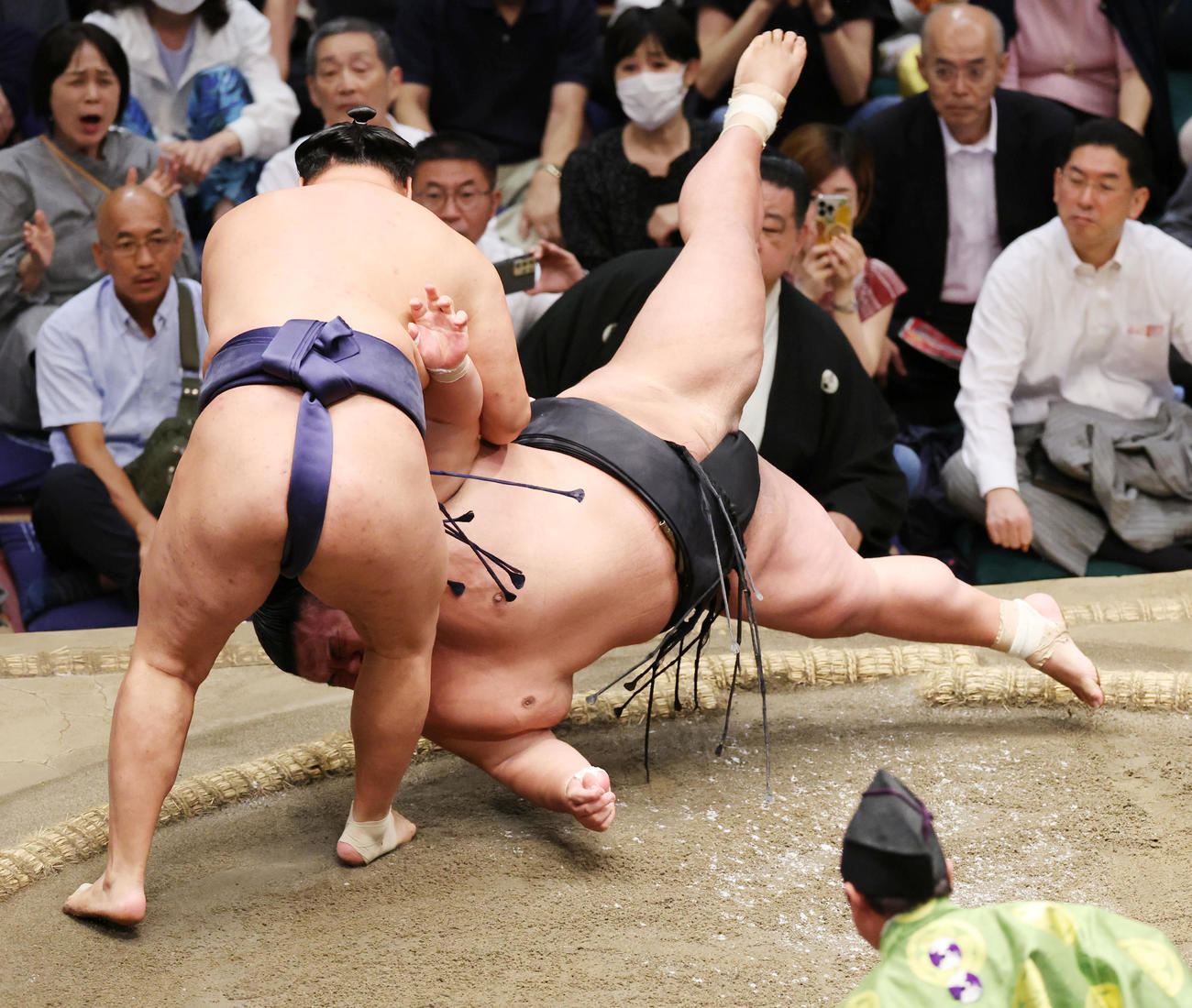 豊昇龍（左）に上手投げで敗れる貴景勝（撮影・野上伸悟）