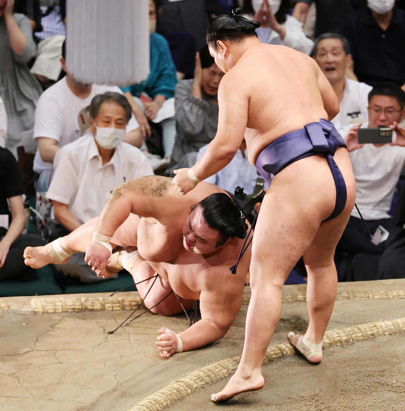 貴景勝（左）を上手投げで破った豊昇龍（撮影・野上伸悟）