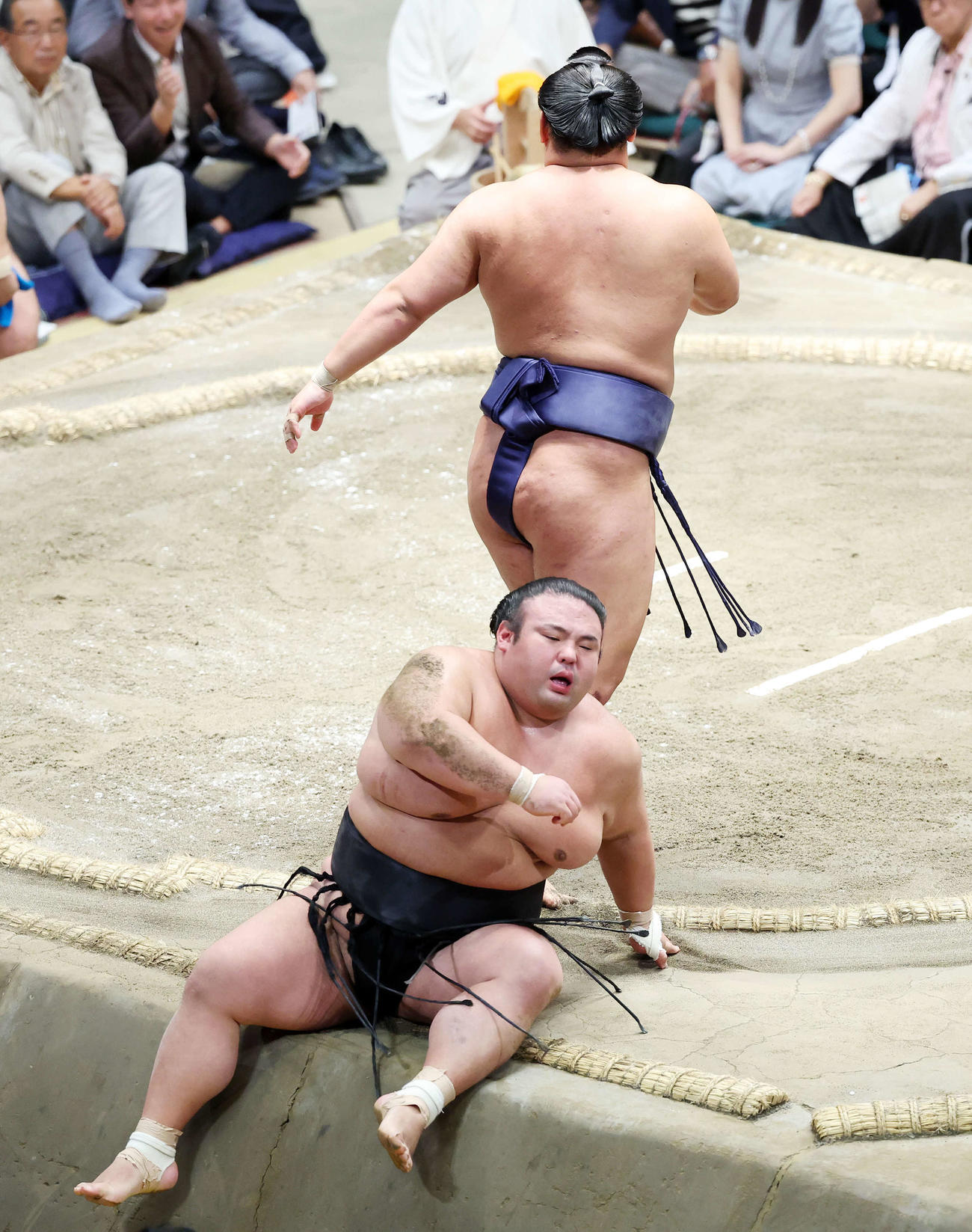 豊昇龍（右）に上手投げで敗れた貴景勝（撮影・鈴木正人）