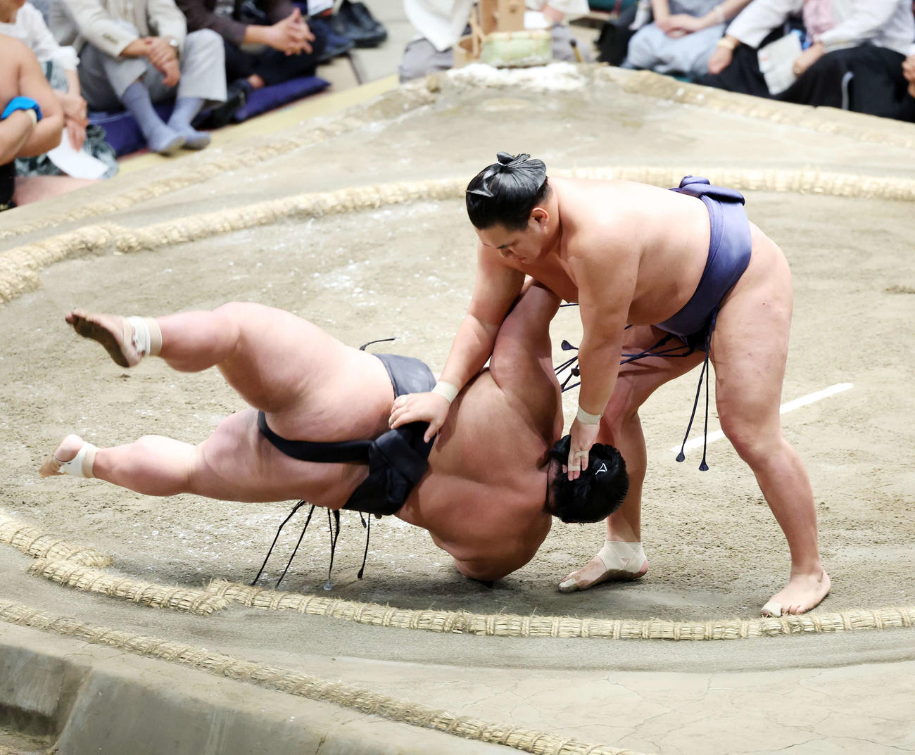 貴景勝（左）を上手投げで破る豊昇龍（撮影・鈴木正人）