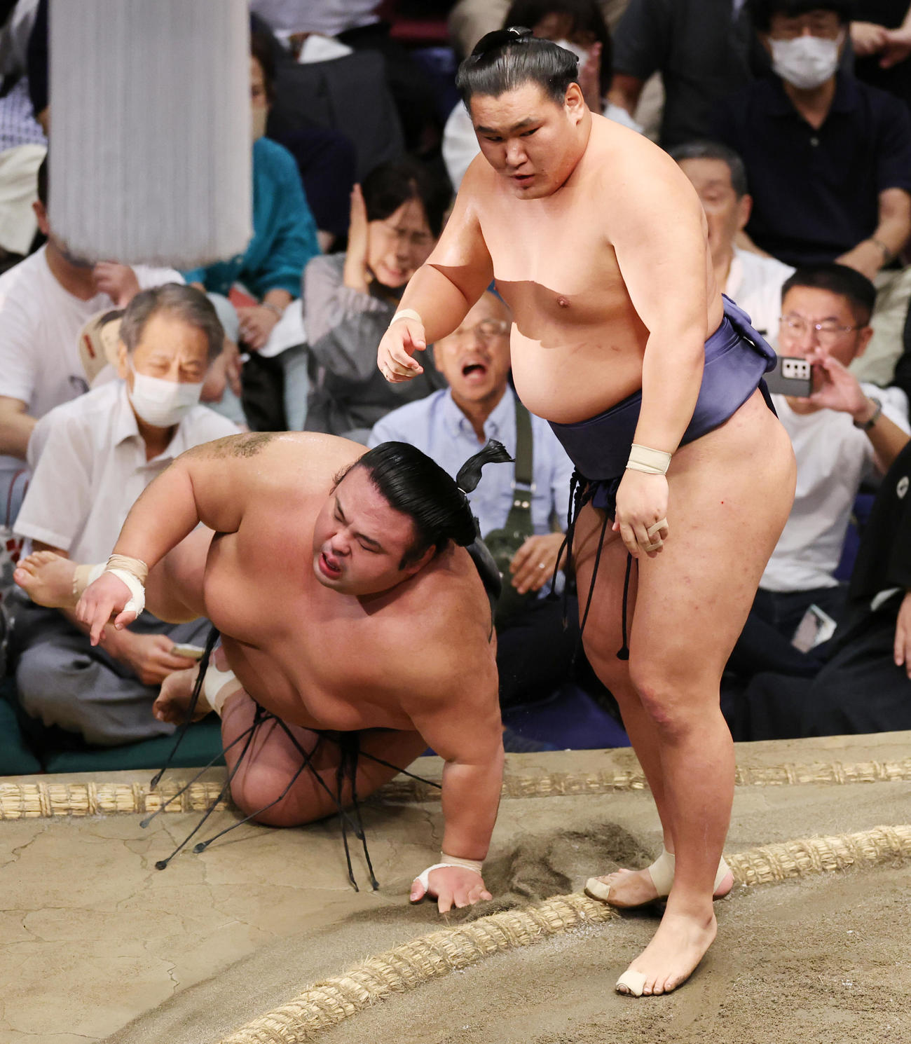 貴景勝（左）を上手投げで破った豊昇龍（撮影・野上伸悟）