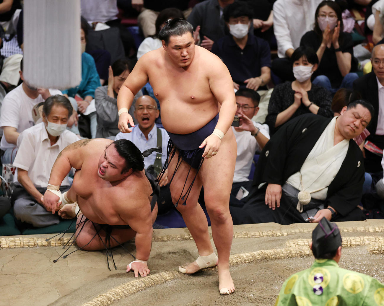 貴景勝（左）を上手投げで破った豊昇龍（撮影・野上伸悟）