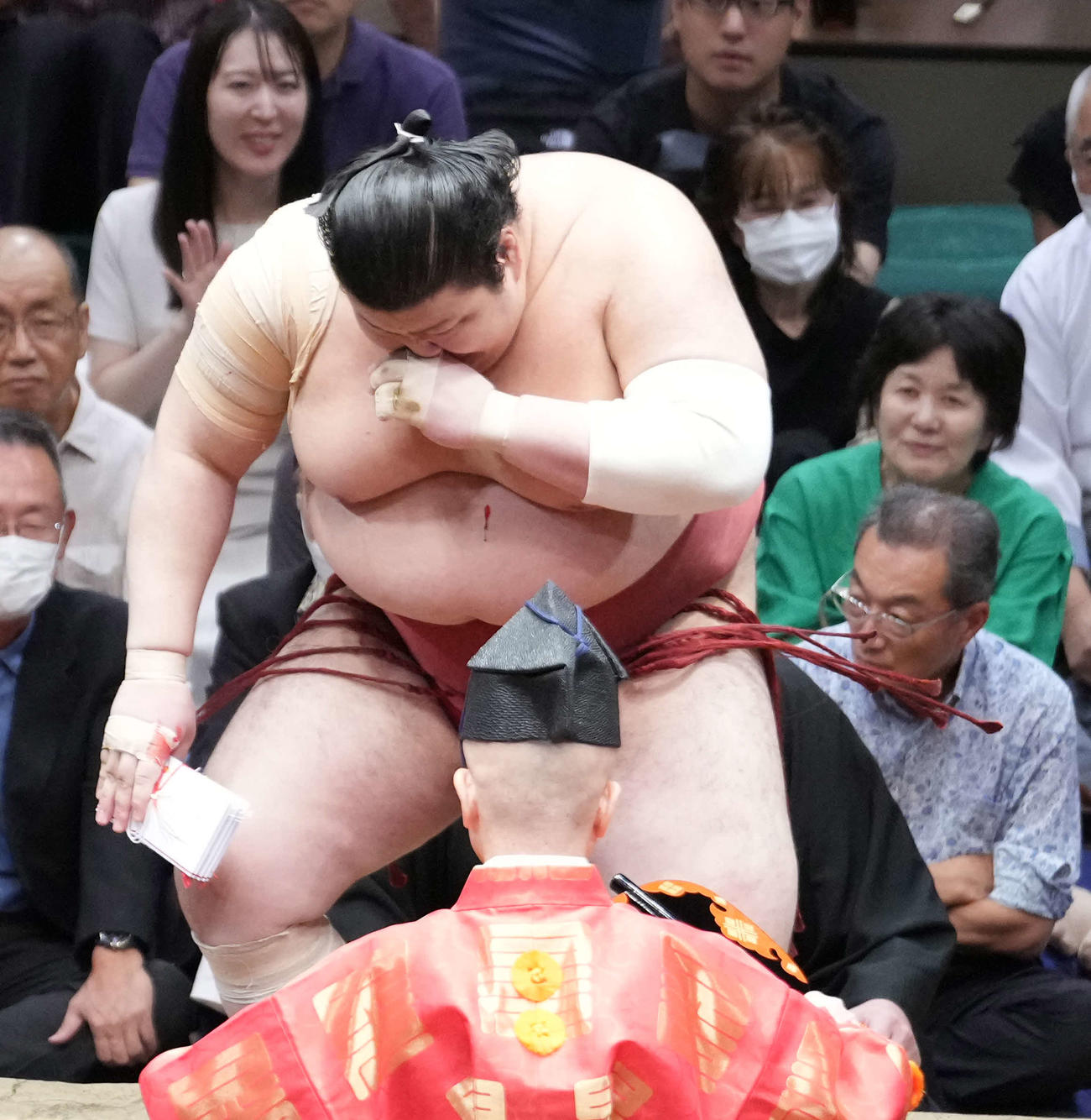 3敗を死守した熱海富士流血した鼻を押さえながら懸賞金を受け取る（撮影・小沢裕）