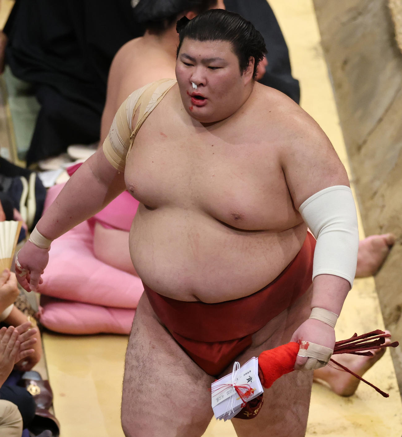 阿炎を寄りきりで破った熱海富士は、止血のため鼻にちり紙を詰めて引き揚げる（撮影・野上伸悟）