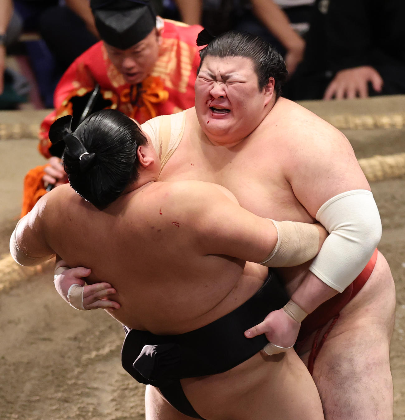 鼻血を出しながら阿炎（手前）を寄りきりで破る熱海富士（撮影・野上伸悟）