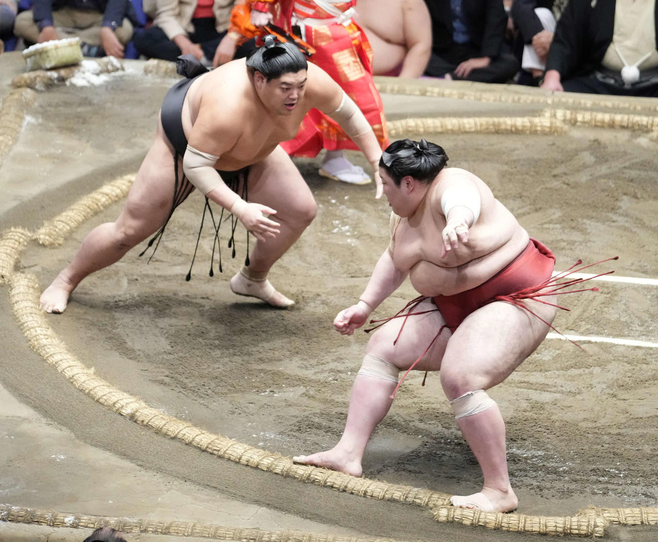 立合いで阿炎（左）の変化に土俵際で踏みとどまる熱海富士（撮影・小沢裕）