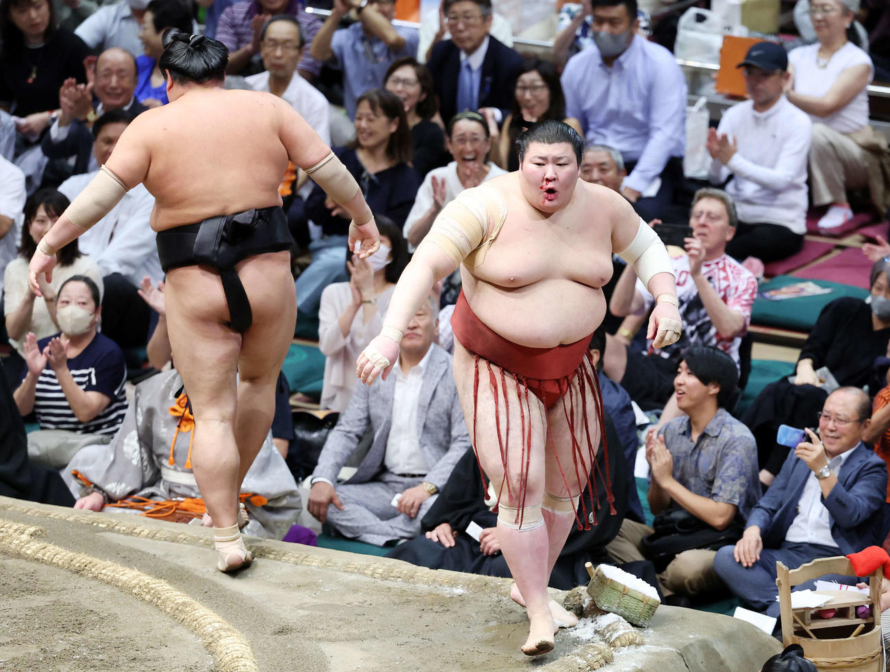 阿炎（左）を寄り切りで破った熱海富士（撮影・鈴木正人）