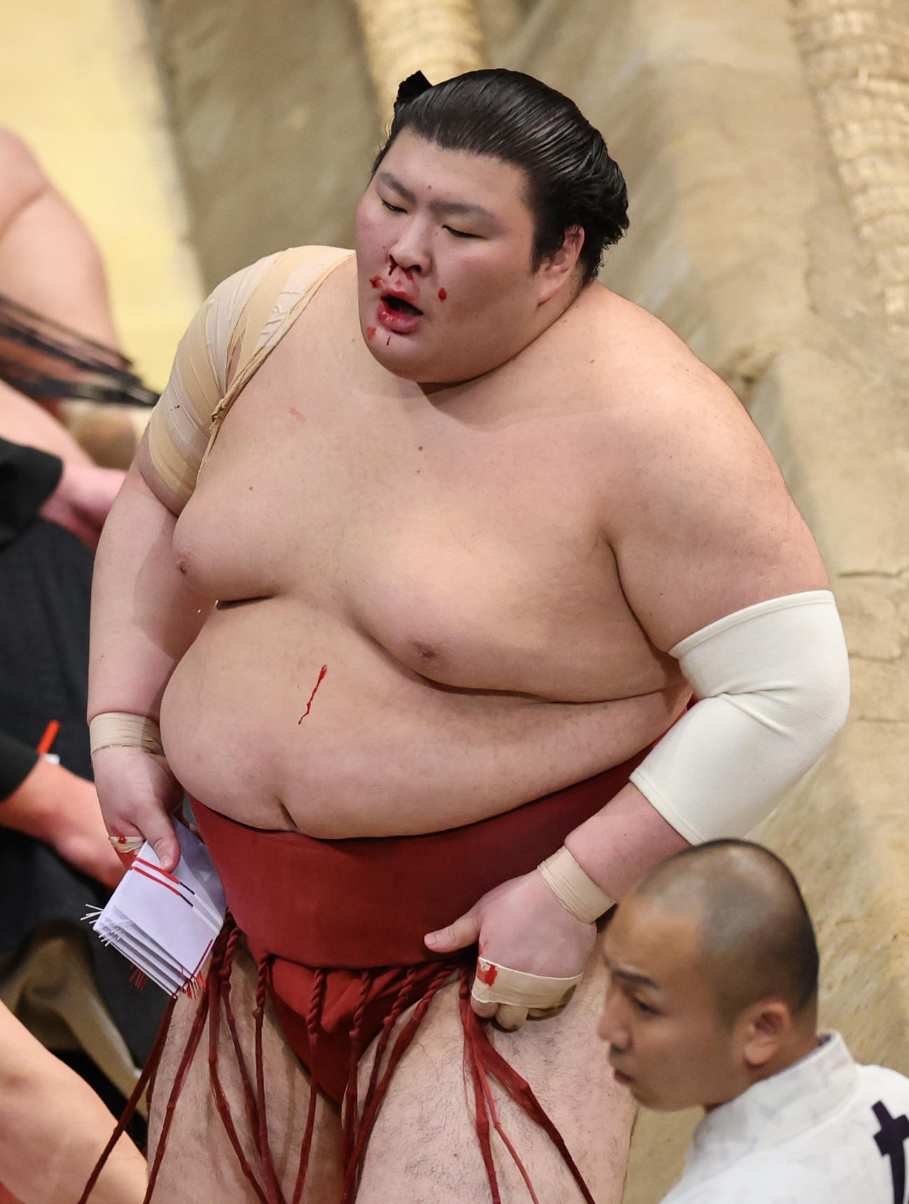 流血しながら阿炎を寄りきりで破った熱海富士（撮影・野上伸悟）